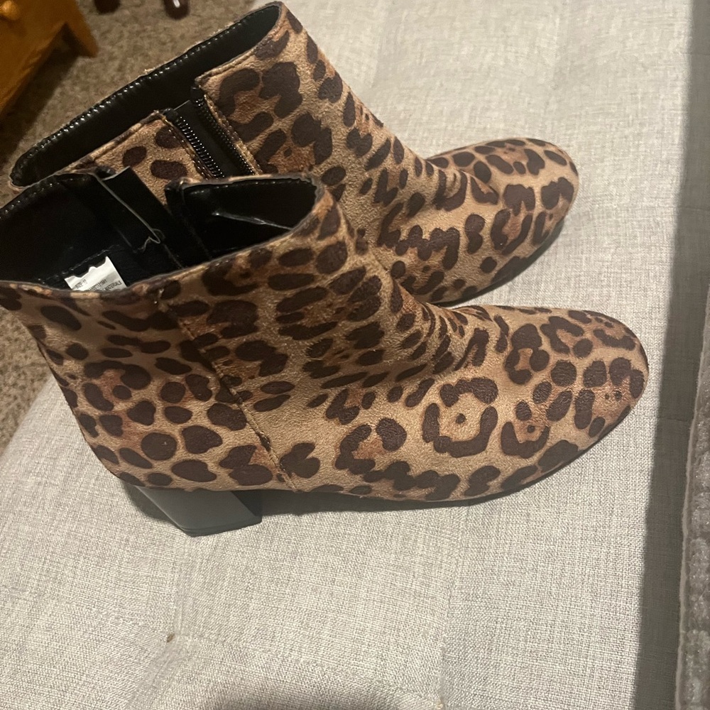 Women in size 10 leopard boots B brand